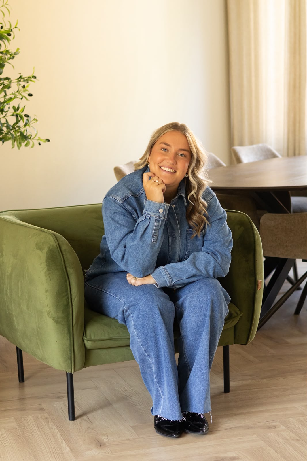 Julz op een groene fauteuil