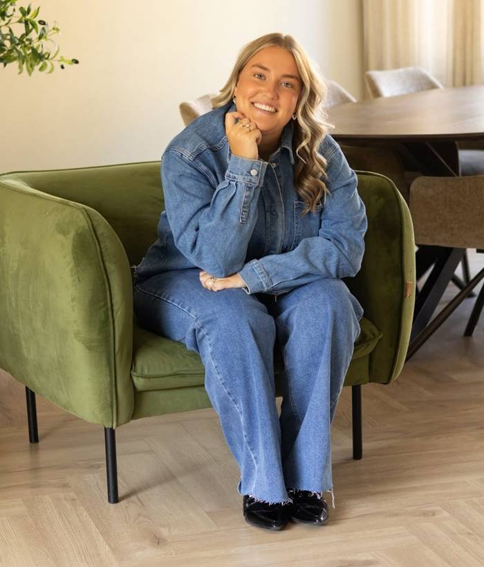 Julz op een groene fauteuil